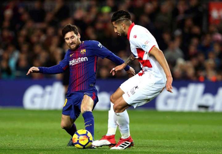 Leo Messi (izq.) lucha el balón con el chileno Guillermo Maripán, del Deportivo Alavés. Foto: EFE