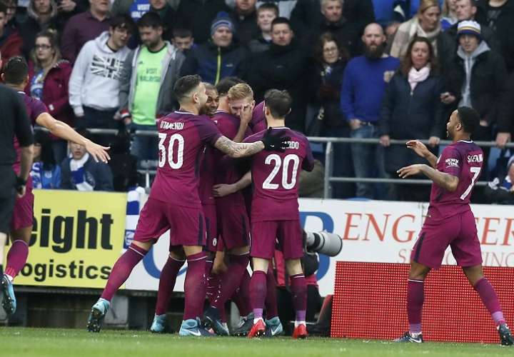 Los jugadores del Manchester City celebran el triunfo. Foto: AP