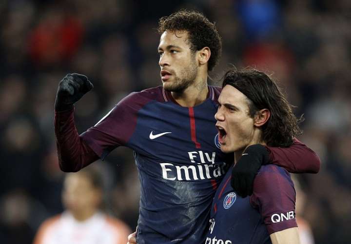 Neymar  (izq.) y Cavani celebran la anotación ante el Montpellier (4-0). Foto: AP