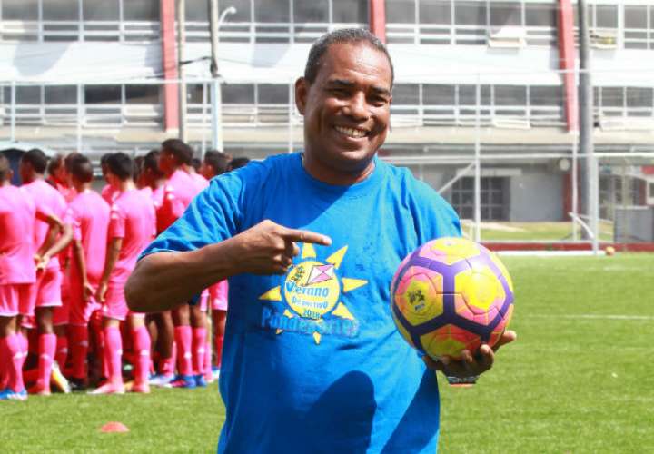 Ricardo “El Halcón” Buitrago jugó con la Selección Mayor de Fútbol de Panamá en las eliminatorias para 1982 y 1986. Anayansi Gamez
