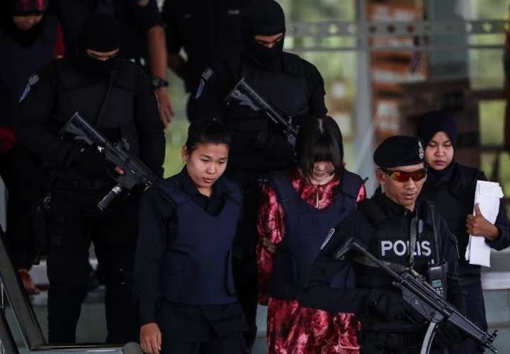 La vietnamita Doan Thi Huong (3-R), arrestada en relación al asesinato de Kim Jong-nam, el hermano mayor del líder norcoreano, Kim Jong-un, es escoltada a su salida del Tribunal en Shah Alam (Malasia). EFE