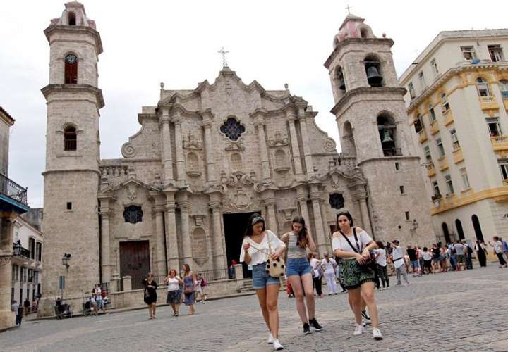Varios turistas caminan por la Plaza de la Catedral, en La Habana (Cuba). EFE