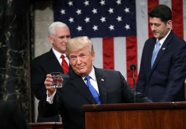 El presidente estadounidense Donald Trump (c) pronuncia su discurso sobre el Estado de la Unión ante el Congreso, en Washington (Estados Unidos). EFE