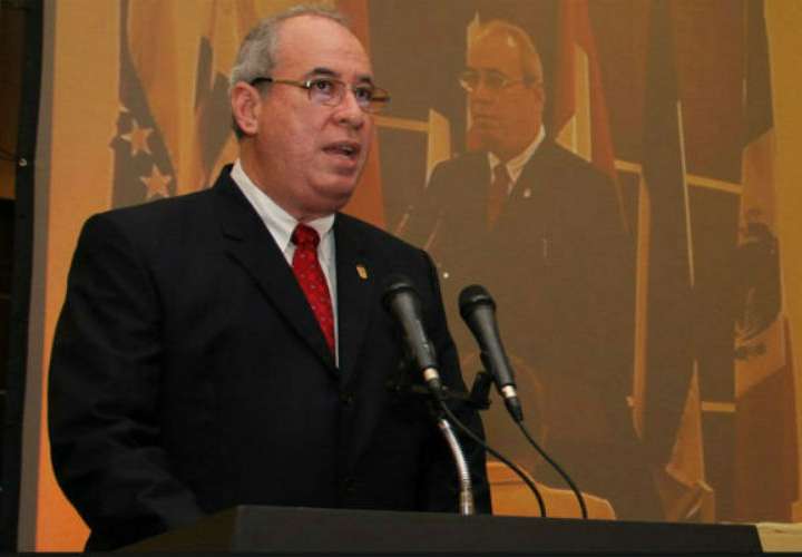 Ayú Prado renuncia como presidente de la Corte