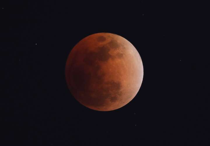 La luna se tiñe de color rojizo en un eclipse total 