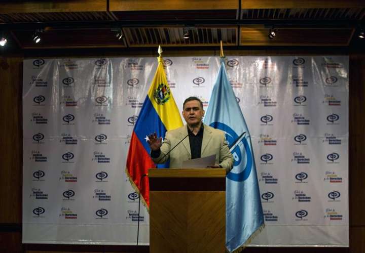 El fiscal general de Venezuela, Tarek William Saab, habla durante una rueda de prensa en Caracas (Venezuela). EFE