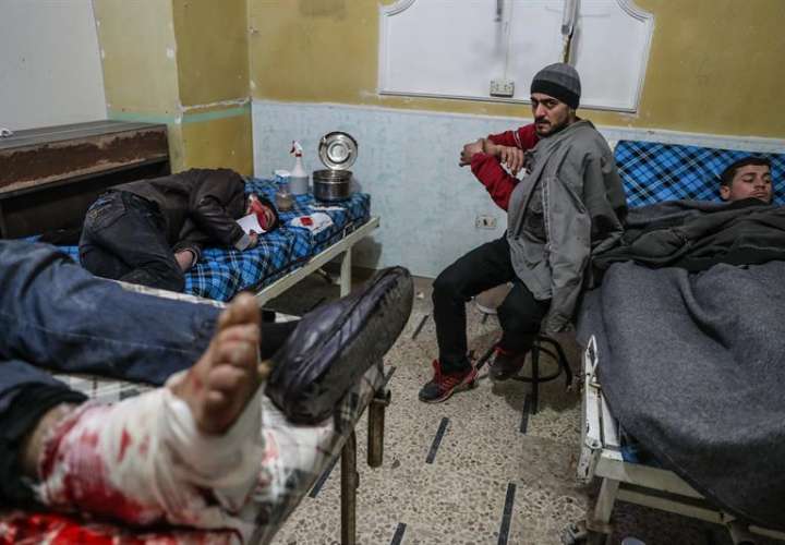Varios heridos reciben atención médica después de bombardeos supuestamente a manos de fuerzas leales al gobierno sirio en Duma, Siria, el 1 de febrero del 2018. EFE