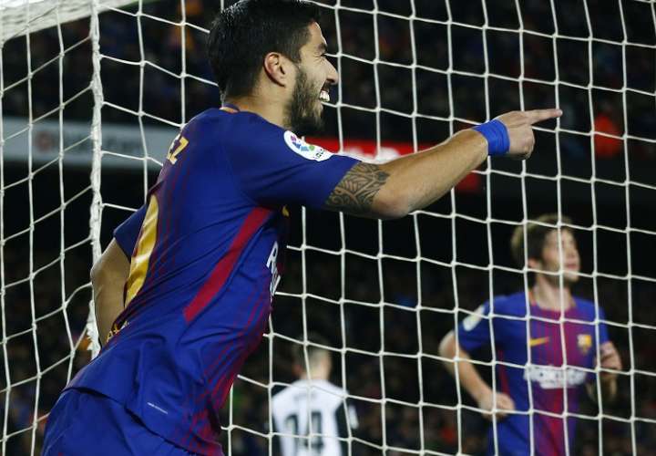 Luis Suarez celebra su anotación ante el Valencia. Foto: AP