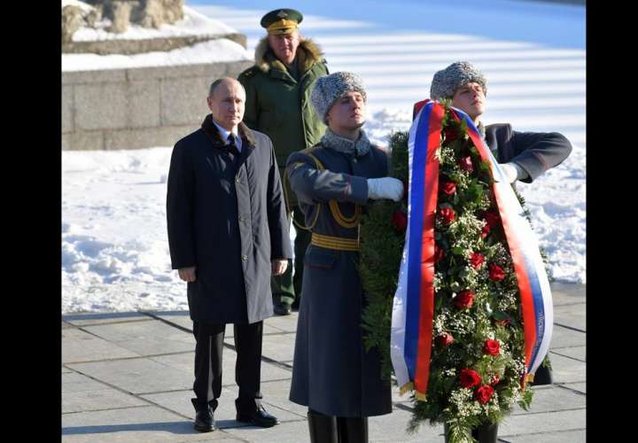 El presidente ruso, Vladímir Putin (i), participa en una ceremonia de ofenda floral en la ciudad de Volgogrado (antiguo Stalingrado) Rusia. EFE