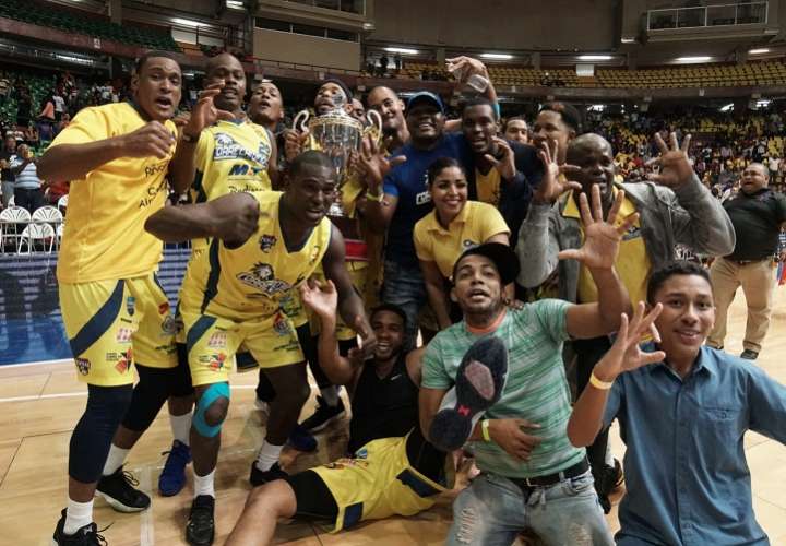 El equipo colonense celebra su tercera corona en el baloncesto. Foto: LPB