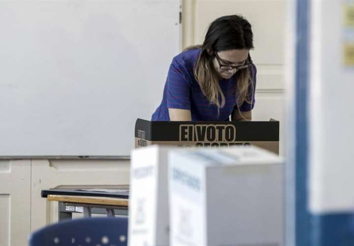 Una mujer vota antes del cierre de la jornada electoral de hoy, domingo 4 de febrero de 2018, en San José (Costa Rica). EFE