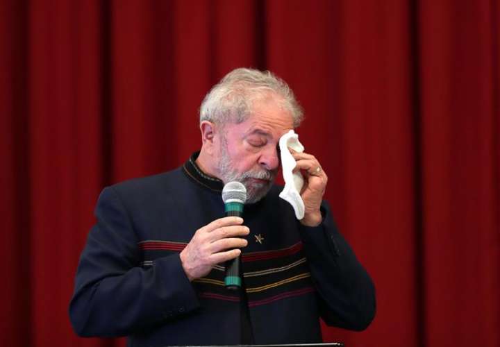 El expresidente brasileño Luiz Inácio Lula da Silva habla durante una eucaristía con motivo del primer aniversario del fallecimiento de su esposa, Marisa Leticia Rocco. EFE