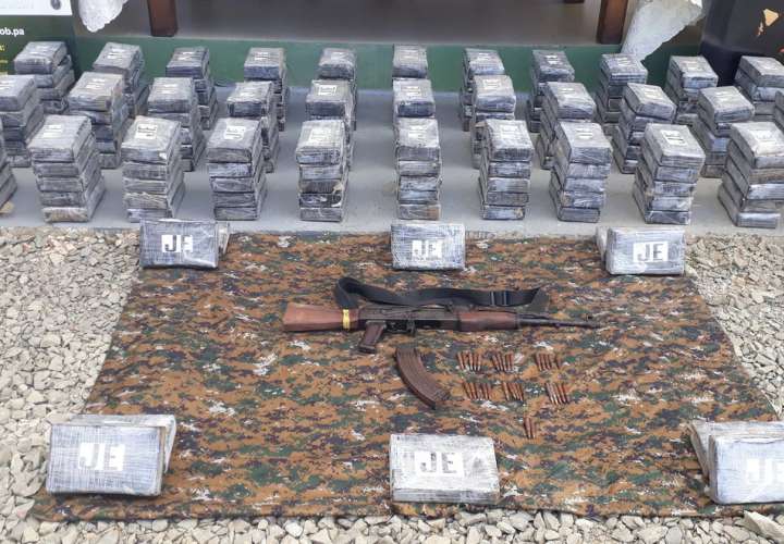 Incautan 176 paquetes de droga y arma AK-47 en Darién