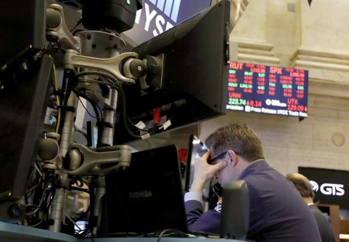 Corredores reaccionan durante el cierre de la Bolsa de Nueva York (NYSE). EFE