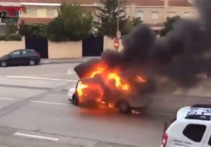 Afortunadamente no había nadie dentro de vehículo. Captura de video @BomberosDipuALC  