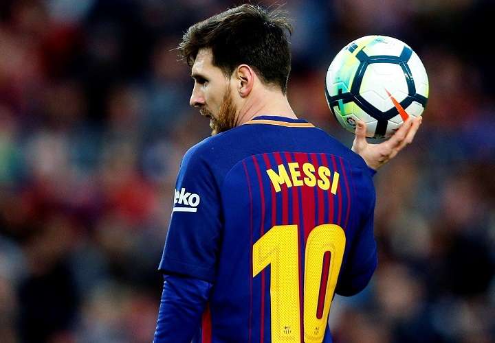 El delantero argentino del Barcelona Lionel Messi sostiene el balón durante durante el partido contra el Getafe. Foto: EFE