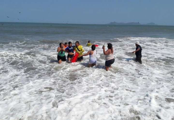 Rescatan a 4 personas en playa Punta Chame