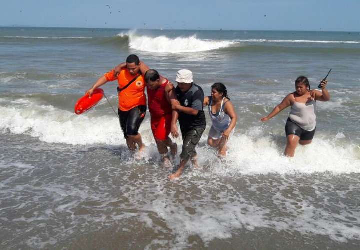 Rescatan a 4 personas en playa Punta Chame