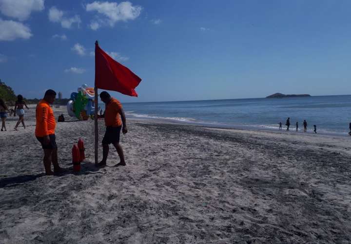 Banderas rojas y amarillas en varias playas por fuertes oleajes