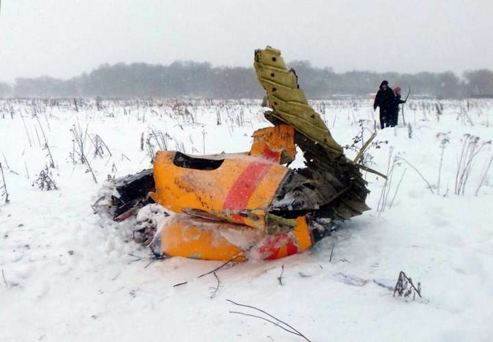 Avión siniestrado en Moscú explotó tras chocar con la tierra