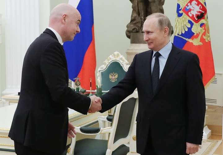 El presidente ruso, Vladimir Putin, recibe al presidente de la FIFA, Gianni Infantino/EFE