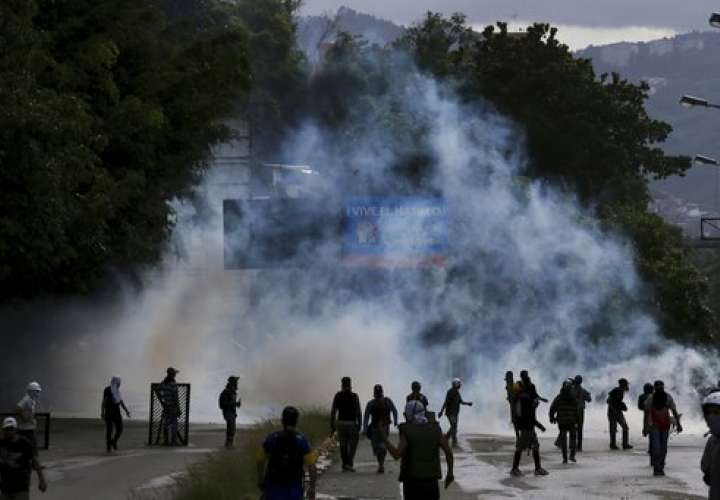 El vicepresidente de la Asamblea Nacional, diputado Freddy Guevara, anunció que la alianza opositora intensificará este viernes las acciones contra el proceso constituyente con una “toma de Venezuela”.  Foto: AP