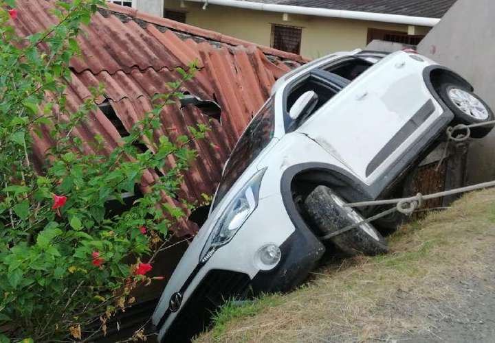 Auto cayó sobre techo de residencia en Colón 