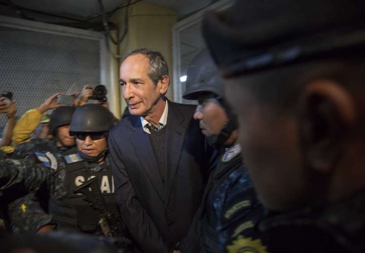 Prisión preventiva para el expresidente de Guatemala Colom y su Gabinete