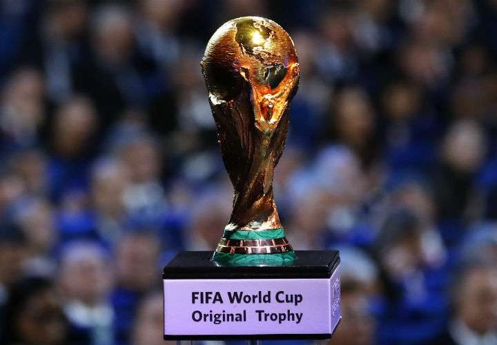 La Copa Mundial de la Fifa inició su gira mundial en septiembre pasado, cuando partió de Rusia. Foto AP