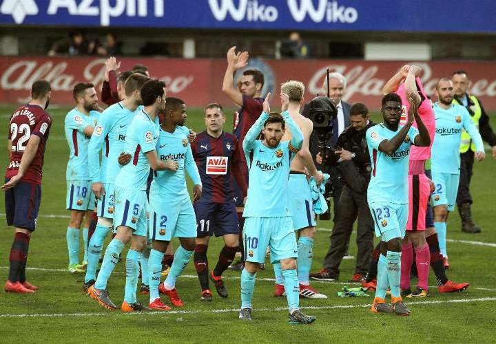 El equipo del Barcelona celebra el triunfo sobre el Eibar. Foto: EFE