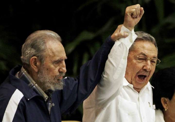 Fidel hereda su poder a Raúl