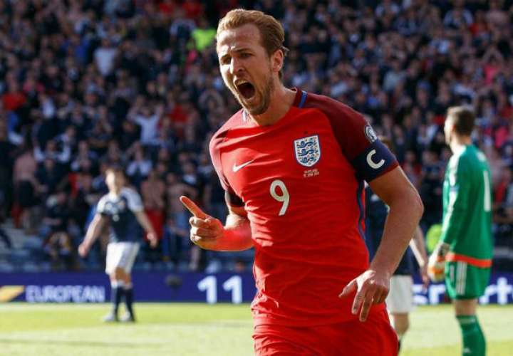Harry Kane llegará como la máxima figura de Inglaterra para el Mundial de Rusia 2018. En el uniforme se puede ver el escudo.EFE