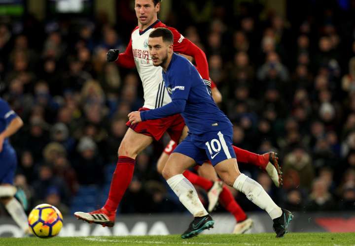 Eden Hazard (dcha.) de Chelsea en acción ante el West Bromwich Albion. Foto: AP