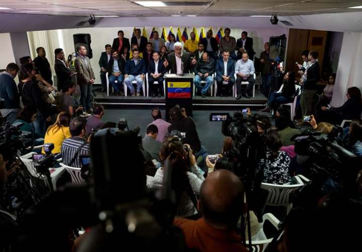 El coordinador político de la Mesa de Unidad Democrática (MUD), Ángel Oropeza (c), ofrece declaraciones en rueda de prensa hoy, 21 de febrero del 2018, en Caracas (Venezuela). EFE