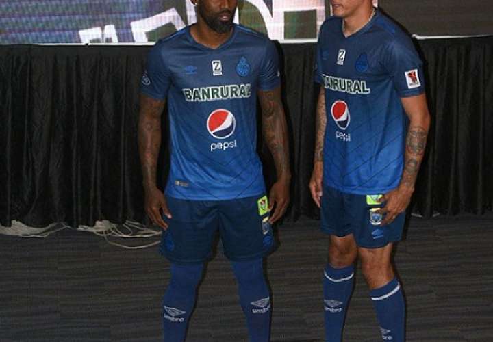 Felipe Baloy y Blas Pérez modelan el uniforme de visitante. Foto: Twitter