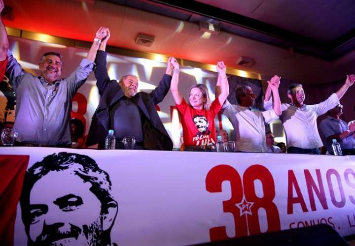 El expresidente brasileño Luiz Inácio Lula da Silva (2i) asiste a un evento para conmemorar el 38 aniversario del Partido de los Trabajadores (PT) hoy, jueves 22 de febrero de 2018, en Sao Paulo (Brasil). EFE