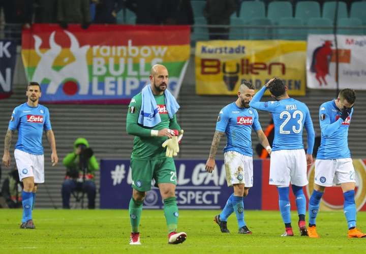 Los jugadores de Nápoles tras perder ante el Leipzig. Foto: EFE