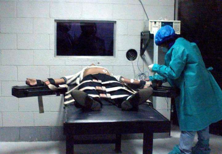 Un médico examina a un preso antes de ser ejecutado. EFEArchivo
