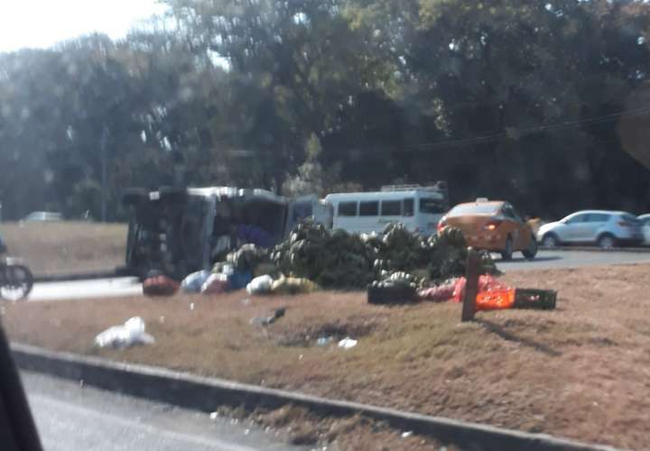 Reguero plátanos y legumbres en la vía