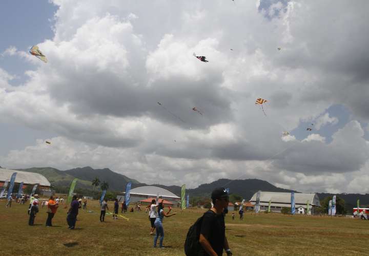 El evento se realiza con el objetivo las familas, amigos con sus mascotas se unan para volar cometas. /  Foto: Edwards Santos