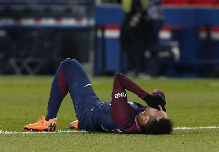 Neymar se lesionó durante un partido contra el Olympique de Marsella/ AP