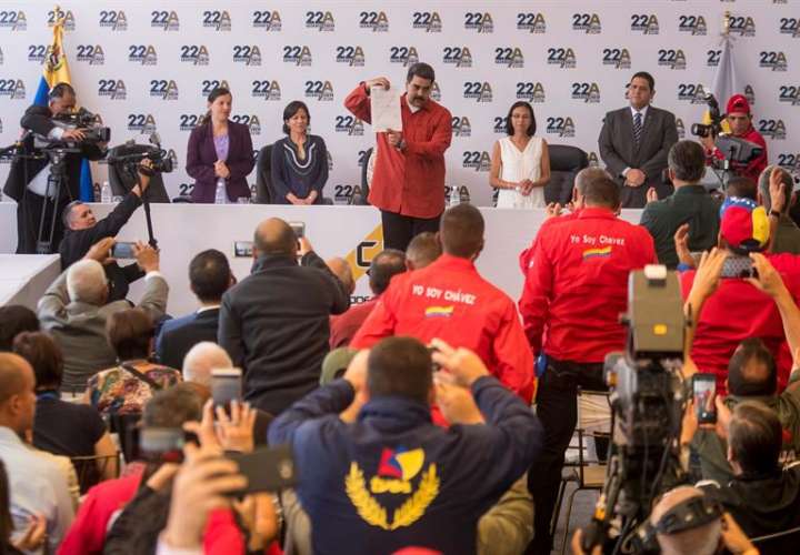 El presidente de Venezuela, Nicolás Maduro (c), formaliza ante el Consejo Nacional Electoral (CNE) su candidatura a la reelección para los comicios del 22 de abril, en los que no participará la coalición opositora Mesa de la Unidad Democrática (MUD). EFE