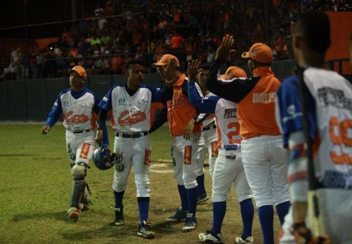 Jugadores de Panamá Este celebran su triunfo en el estadio José de la Luz Thompson. Foto: Anayansi Gamez