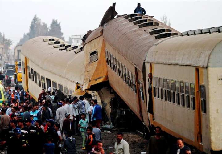 Varias personas inspeccionan el tren de pasajeros destruido tras una colisión con uno de mercancías, en la localidad egipcia de Kom Hamada, en la provincia de Al Behira (Egipto). EFE