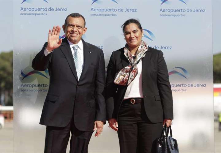 En la imagen, el expresidente de Honduras, Porfirio Lobo, acompañado por su esposa, Rosa Elena Bonilla. EFEArchivo