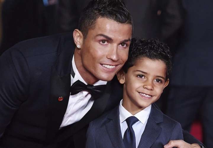 El delantero portugués Cristiano Ronaldo posa junto a su hijo. Foto: EFE