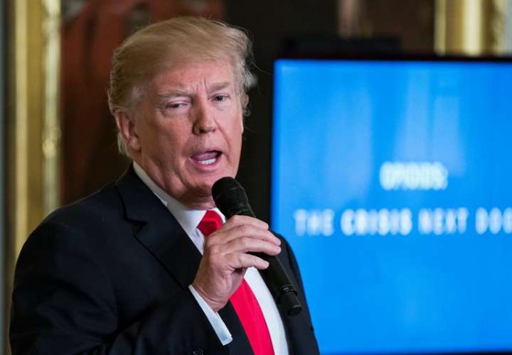 El presidente estadounidense, Donald J. Trump, habla durante una cumbre de opiáceos en el Salón Este de la Casa Blanca hoy, jueves 1 de marzo de 2018, en Washington (EE.UU.). EFE