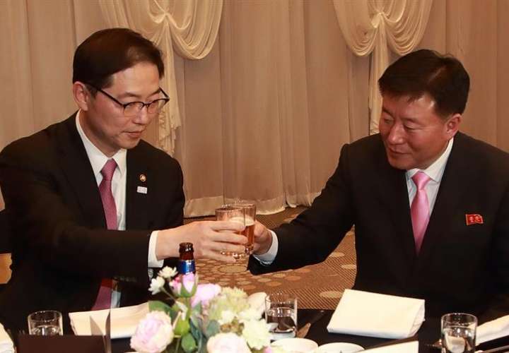 Chun Hae-sung (i), viceministro de unificación de Seúl, brinda con O Yong-chol (d), capitán del escuadrón de vítores de Corea del Norte, mientras organiza una cena banquete en Inje Speedium en Inje, provincia de Gangwon, Corea del Sur. EFE