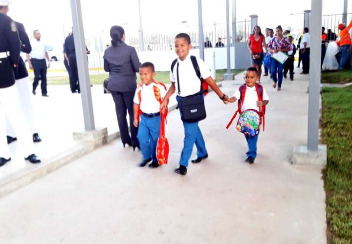 Ministra de Educación califica de "bastante bueno" inicio de año escolar