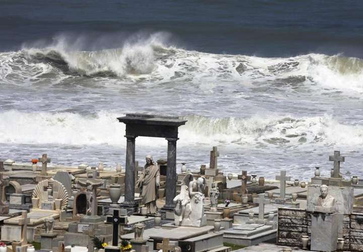 Fuertes olas azotan el histórico Cementerio Santa María Magdalena de Pazzis en el Viejo San Juan. EFE